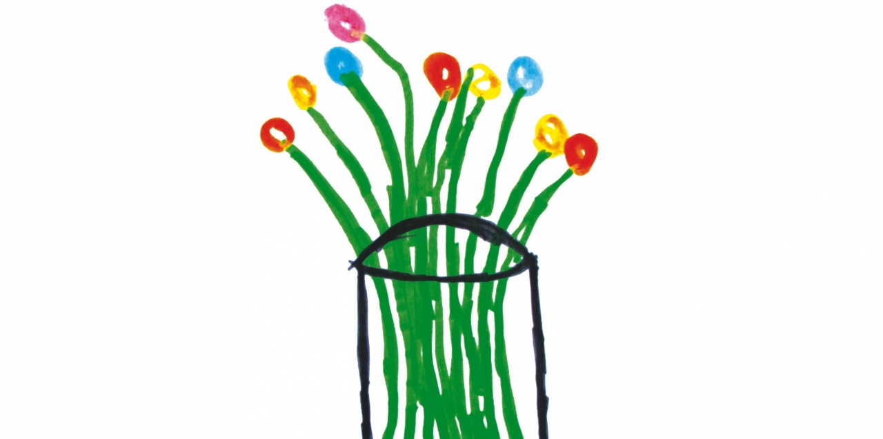 Ein Blumenstrauß liegt auf dem Tisch mit rosanen und gelben Blüten